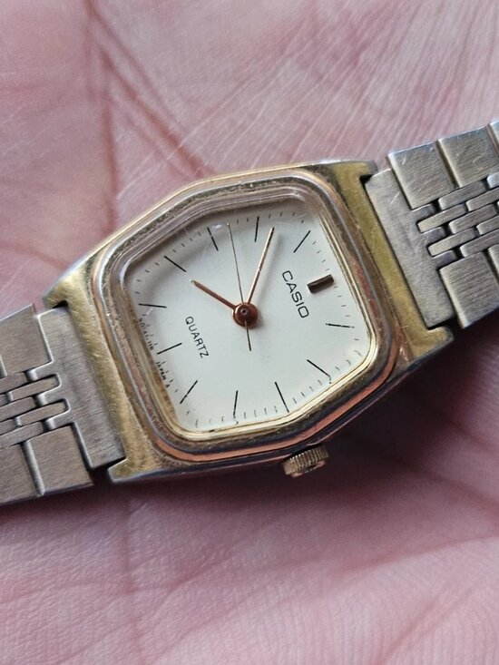 Vintage Seiko Ladies Wristwatch Gold Tone Quartz Analog Wrist Watch main image 7